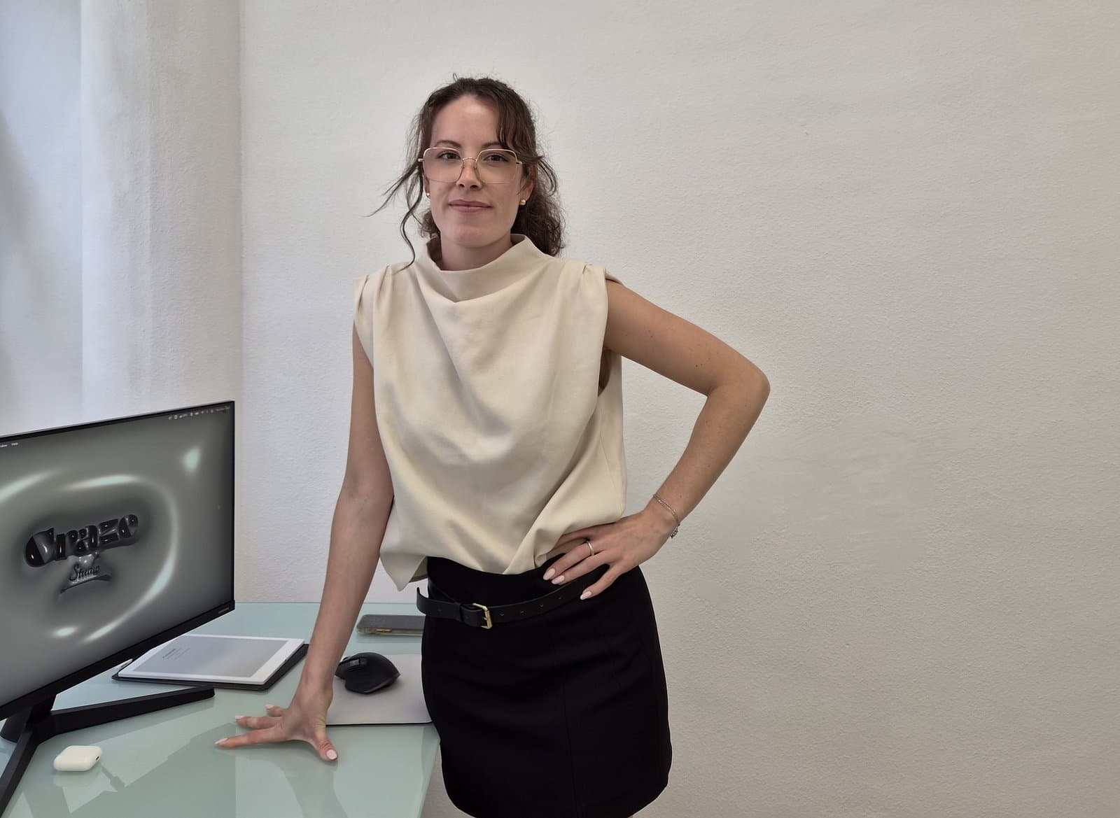 Maria fra Craze Studio ved skrivebordet sitt